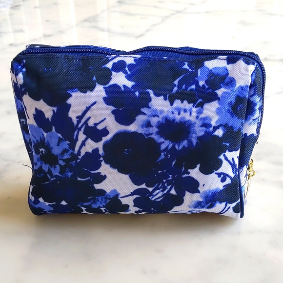 NWT. Estee Lauder Blue & White Floral w/Lining and Logo Zip Handle Cosmetic Bag. - Picture 2 of 5